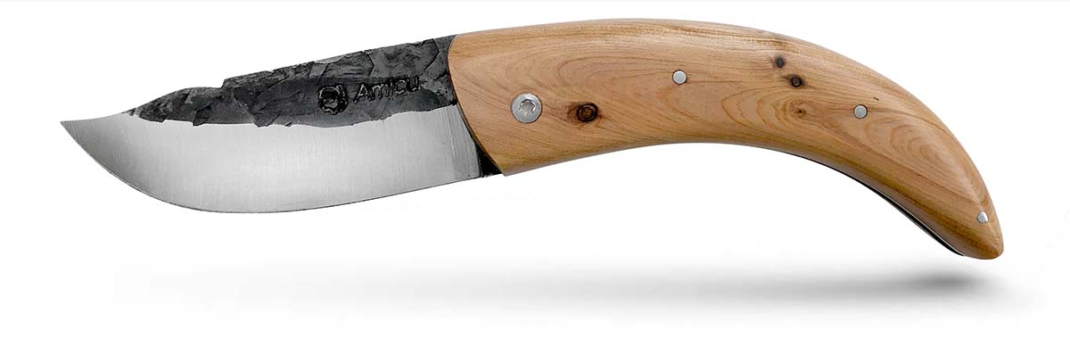 couteau de berger corse en bois de genévrier lame carbone guilloché à la main