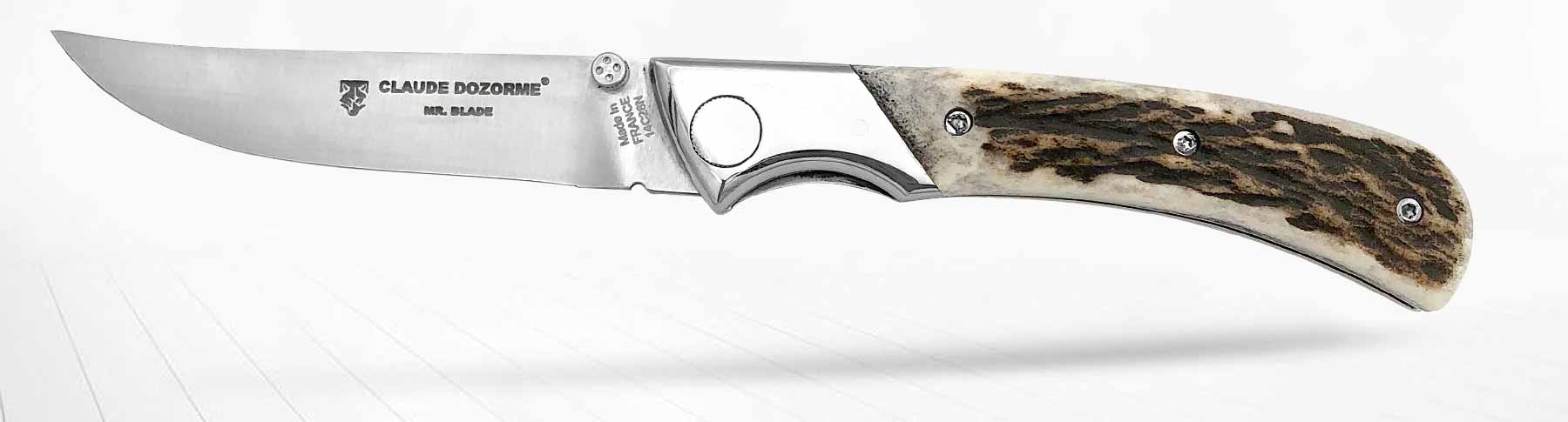 couteaux de chasse et outdoor sur comptoir du couteau