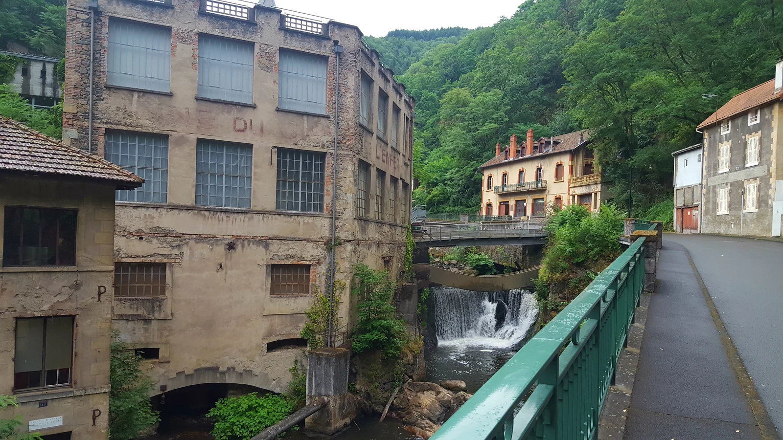 Façade du Creux de l’Enfer et cascade de la Durolle dans la vallée des Usines à Thiers.