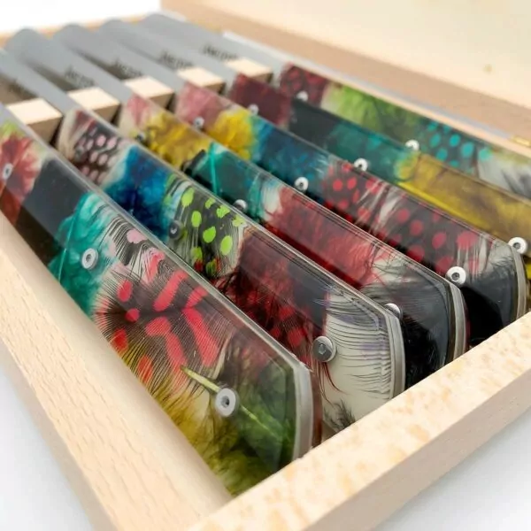 coffret 6 couteaux de table haute qualite fabriques thiers - l'âme d'Emma de table - plumes de pintade colorée