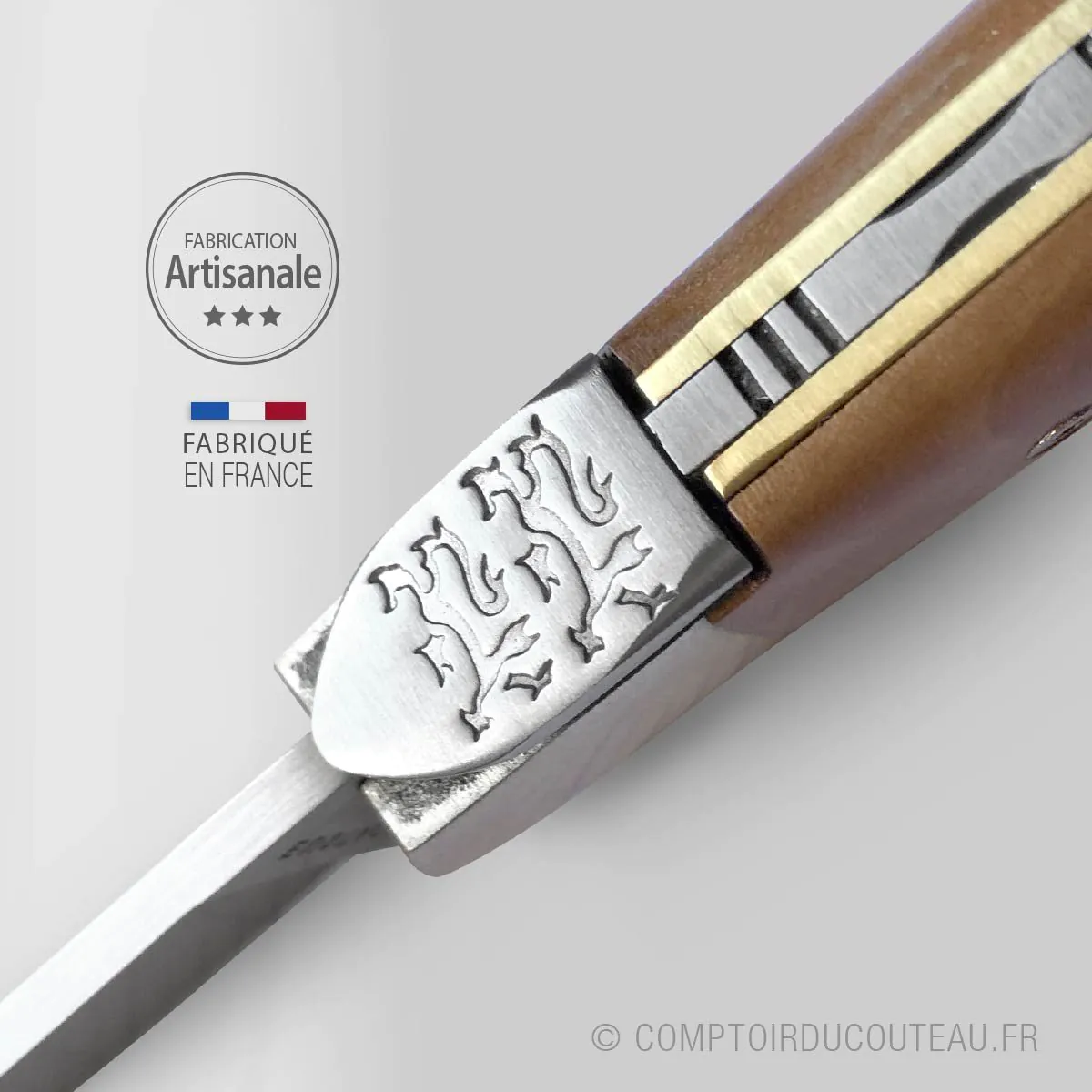 couteau normaund, couteau normand artisanal detail blason gravé sur la mouche