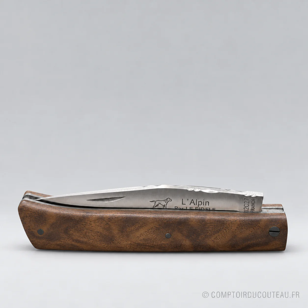 Couteau Le Fidèle L’Alpin noyer 55474 fermé, plein manche en bois de noyer