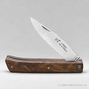 Couteau Le Fidèle L’Alpin noyer 55467 entrouvert, manche de 10 cm et lame inox 12C27 gravée